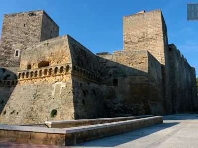 Passiamo ora al Castello, perch� anche la fortezza normanno-sveva raccoglie delle leggende su San Francesco. � qui infatti che si verific� il �mitico� incontro tra il frate e Federico II